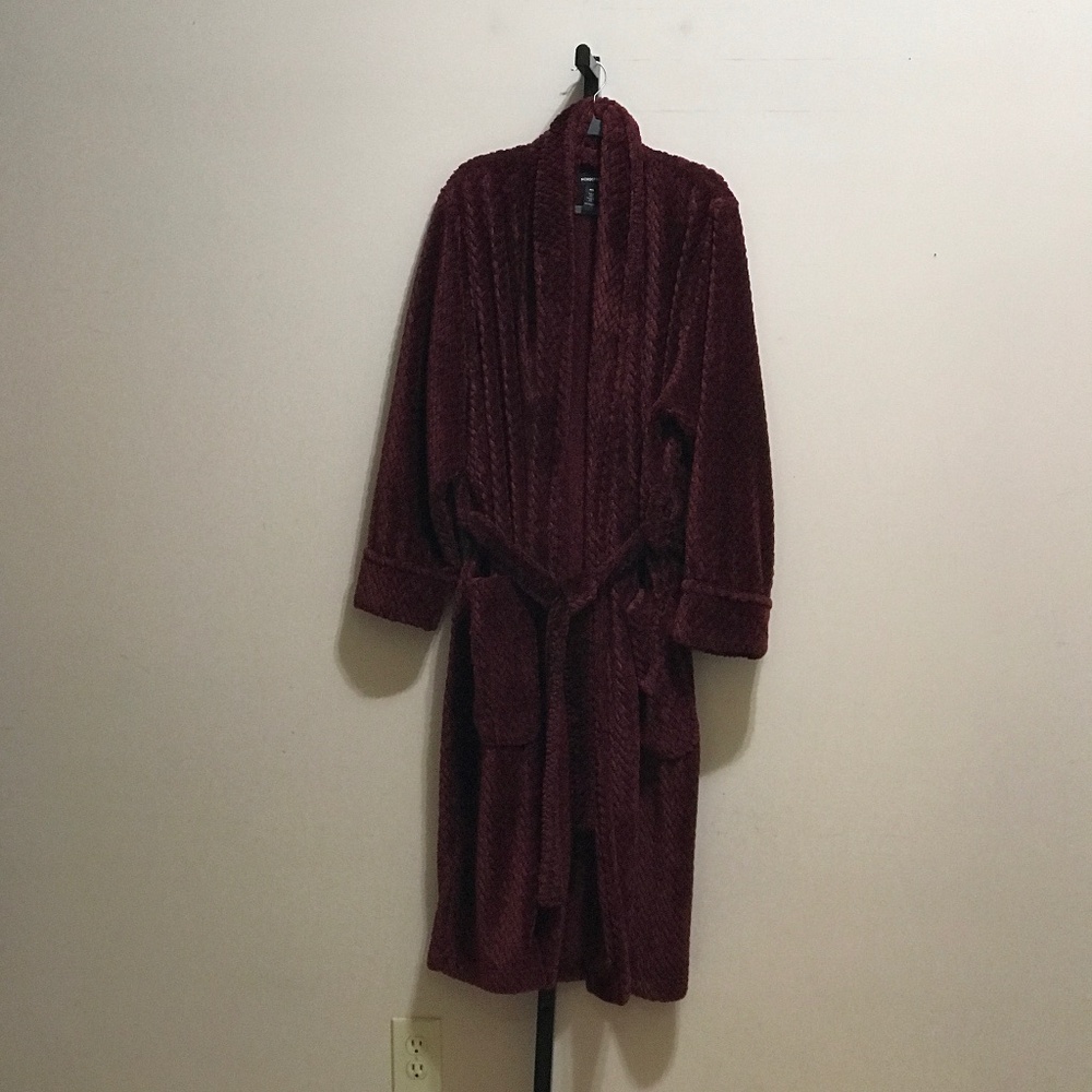 Nordstrom Plush Jacquard Robe in Burgundy Spice Size Medium/large .